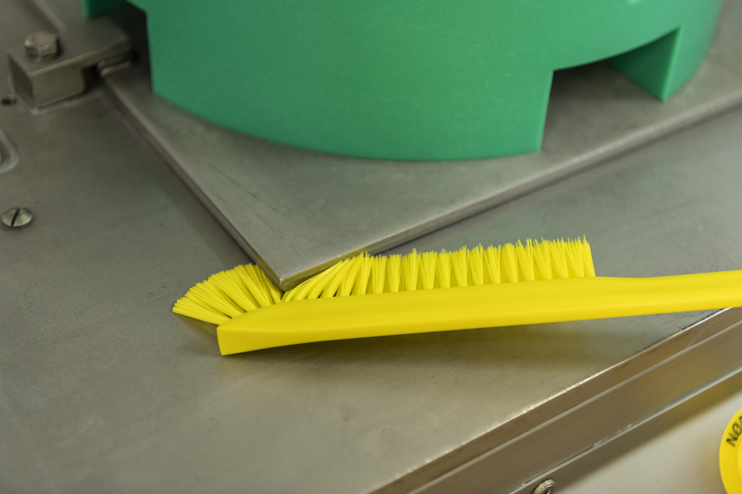 Ultra-Slim Cleaning Brush with Long Handle, 600 mm, Medium, Green