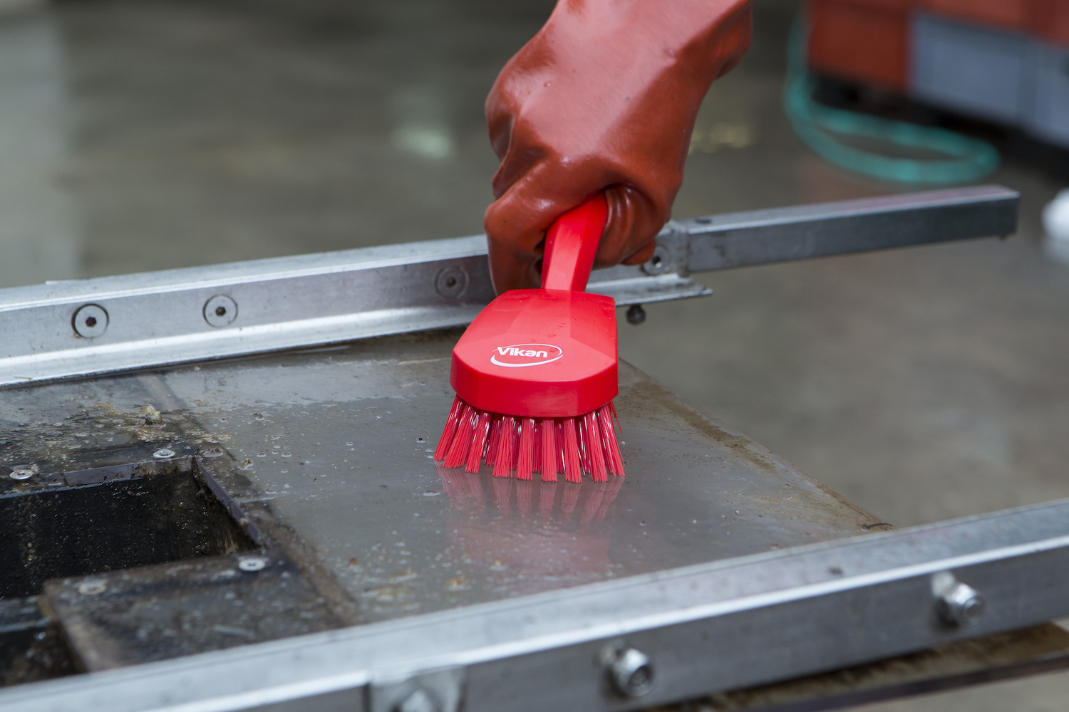 Vikan Washing Brush w/long handle, 415 mm, Hard, Red