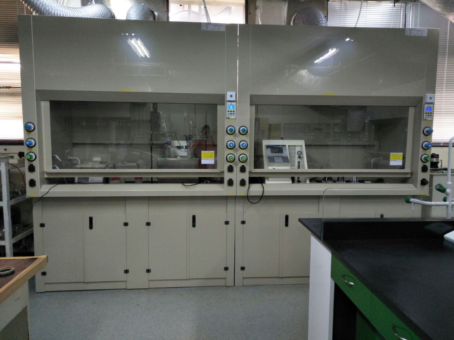 Polypropylene Fume Hood, ducted, (mm) 2420 x 920 x 2420