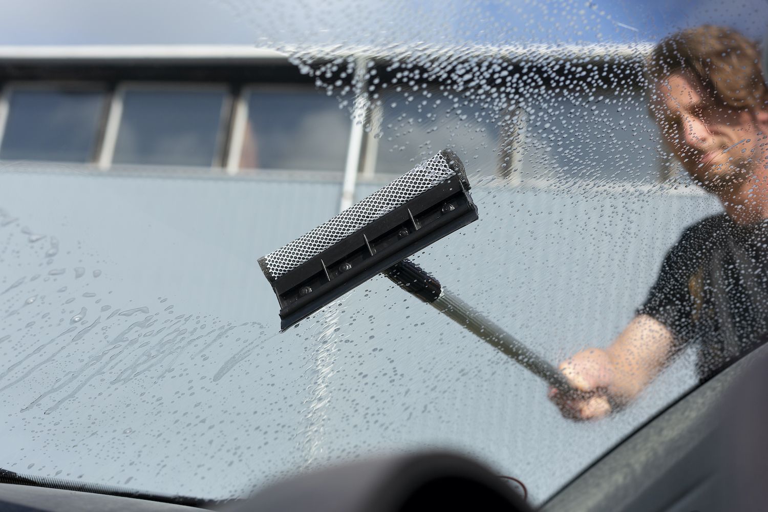 Windscreen Scraper w/Sponge & Telescopic Handle, 710 mm, Black